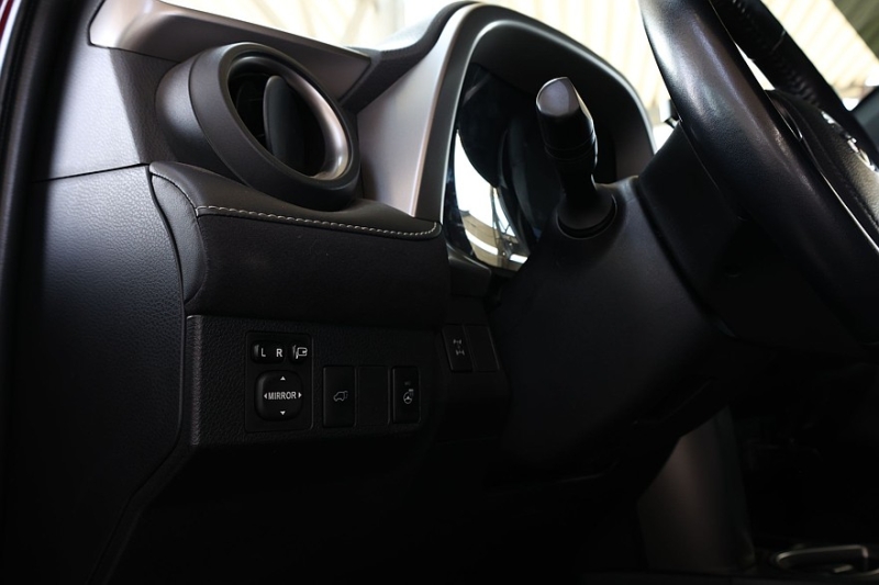 Toyota RAV4 IV (XA40) с пробегом: идеальный ржавеющий кузов, потные фары и тысяча мелочей