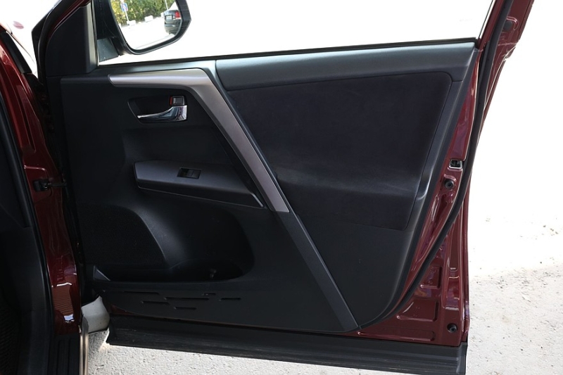 Toyota RAV4 IV (XA40) с пробегом: идеальный ржавеющий кузов, потные фары и тысяча мелочей