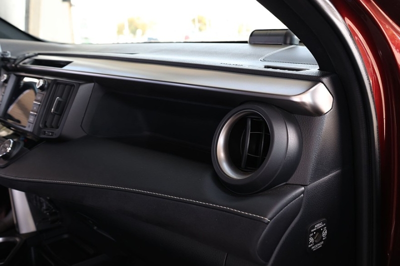 Toyota RAV4 IV (XA40) с пробегом: идеальный ржавеющий кузов, потные фары и тысяча мелочей