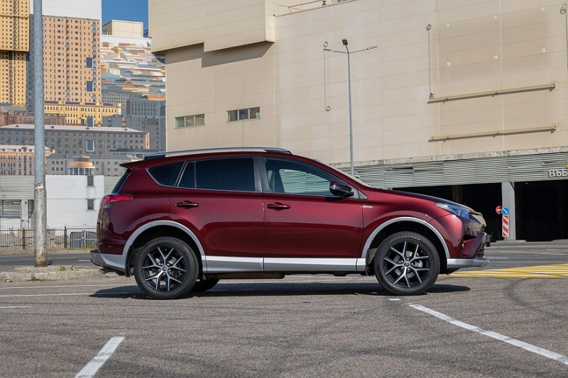 Toyota RAV4 IV (XA40) с пробегом: идеальный ржавеющий кузов, потные фары и тысяча мелочей