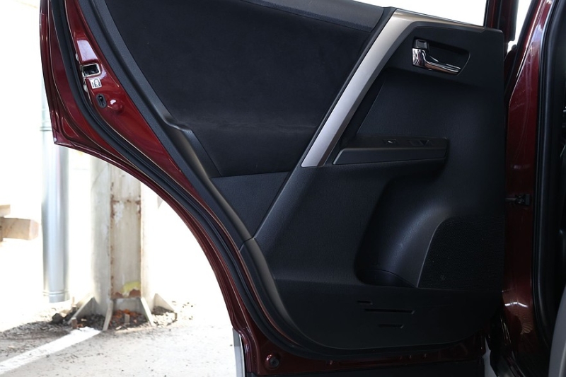 Toyota RAV4 IV (XA40) с пробегом: идеальный ржавеющий кузов, потные фары и тысяча мелочей