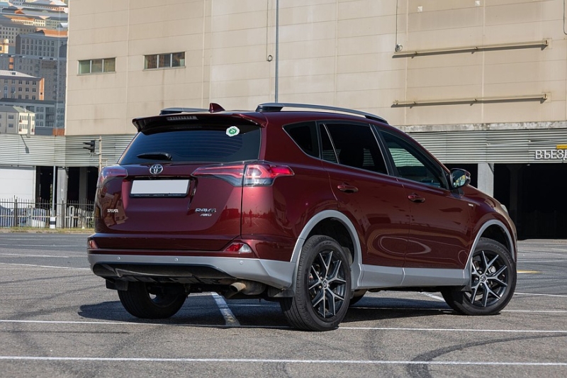 Toyota RAV4 IV (XA40) с пробегом: идеальный ржавеющий кузов, потные фары и тысяча мелочей