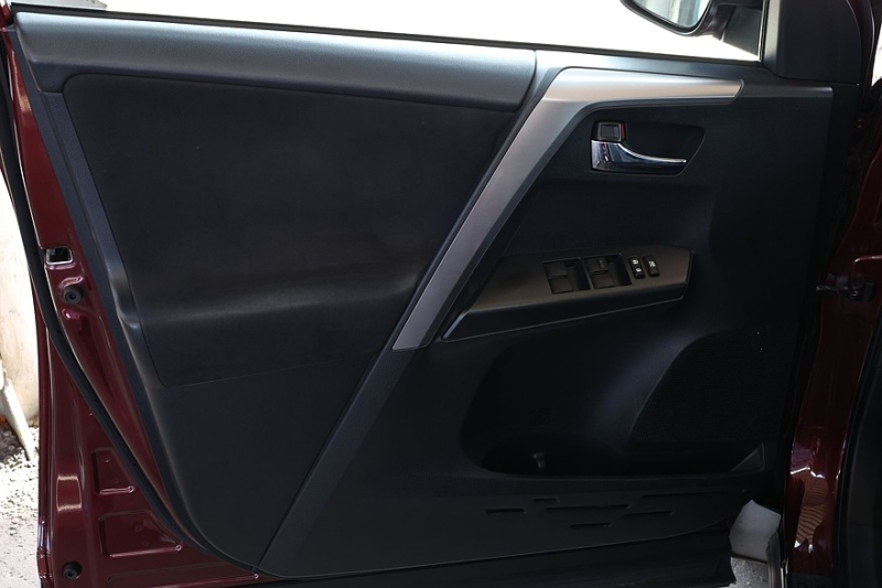 Toyota RAV4 IV (XA40) с пробегом: идеальный ржавеющий кузов, потные фары и тысяча мелочей