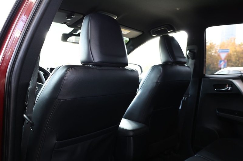 Toyota RAV4 IV (XA40) с пробегом: идеальный ржавеющий кузов, потные фары и тысяча мелочей