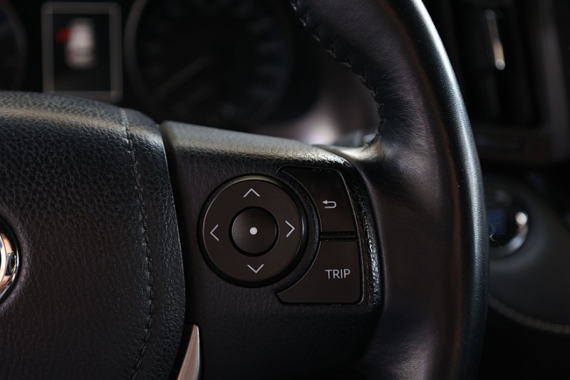 Toyota RAV4 IV (XA40) с пробегом: идеальный ржавеющий кузов, потные фары и тысяча мелочей