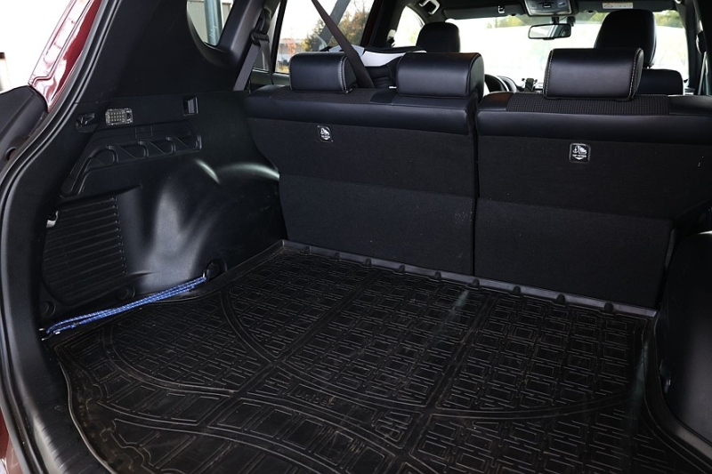 Toyota RAV4 IV (XA40) с пробегом: идеальный ржавеющий кузов, потные фары и тысяча мелочей