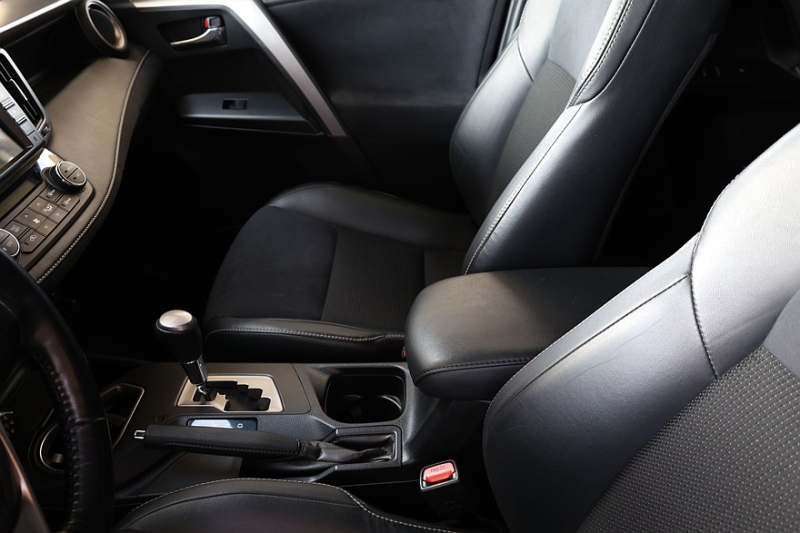 Toyota RAV4 IV (XA40) с пробегом: идеальный ржавеющий кузов, потные фары и тысяча мелочей