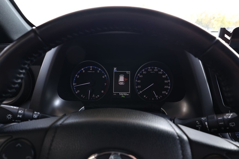 Toyota RAV4 IV (XA40) с пробегом: идеальный ржавеющий кузов, потные фары и тысяча мелочей