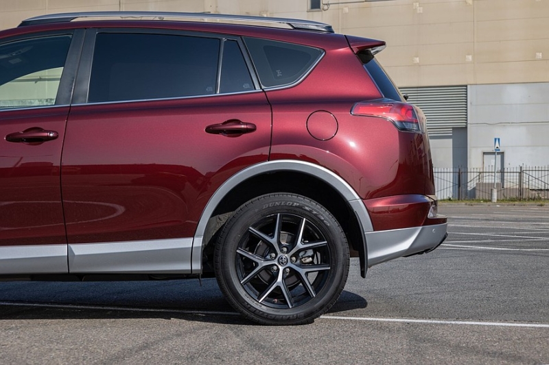 Toyota RAV4 IV (XA40) с пробегом: идеальный ржавеющий кузов, потные фары и тысяча мелочей