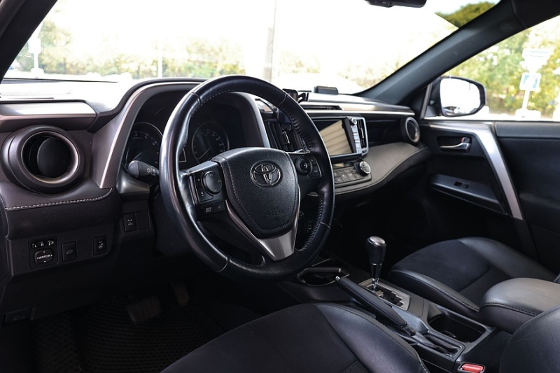 Toyota RAV4 IV (XA40) с пробегом: идеальный ржавеющий кузов, потные фары и тысяча мелочей