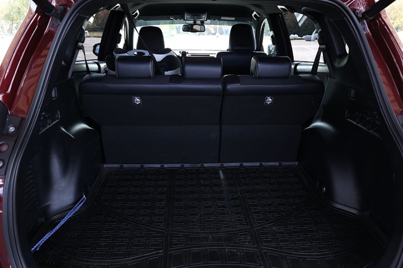 Toyota RAV4 IV (XA40) с пробегом: идеальный ржавеющий кузов, потные фары и тысяча мелочей