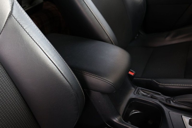 Toyota RAV4 IV (XA40) с пробегом: идеальный ржавеющий кузов, потные фары и тысяча мелочей