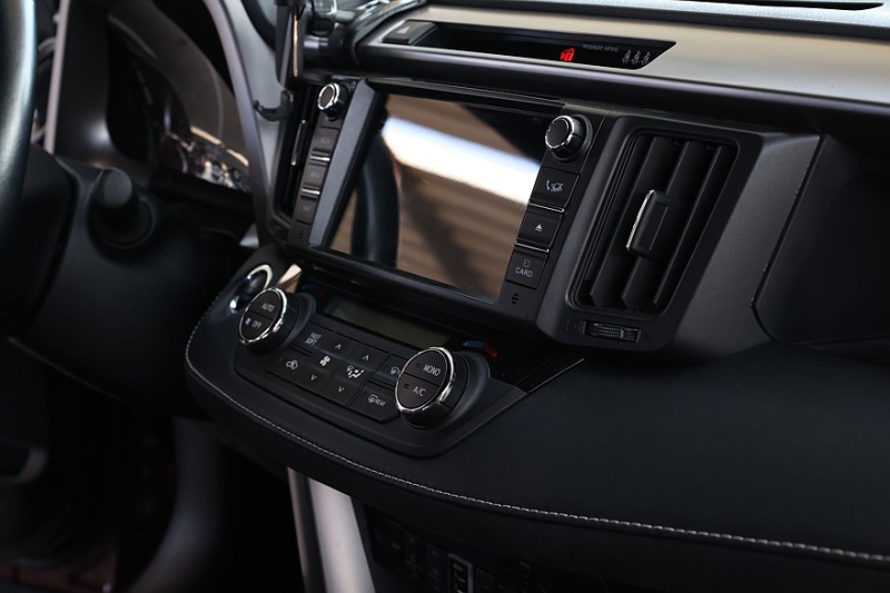 Toyota RAV4 IV (XA40) с пробегом: идеальный ржавеющий кузов, потные фары и тысяча мелочей