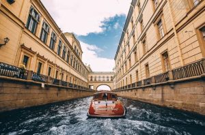 Преимущества прогулки на катере по Неве