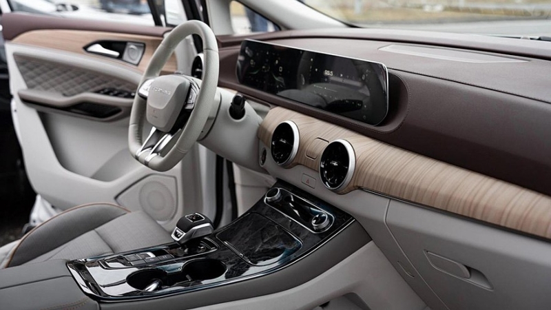 Forthing назвал стоимость минивэна Yacht местной сборки и снизил ценник кроссовера T5 Evo