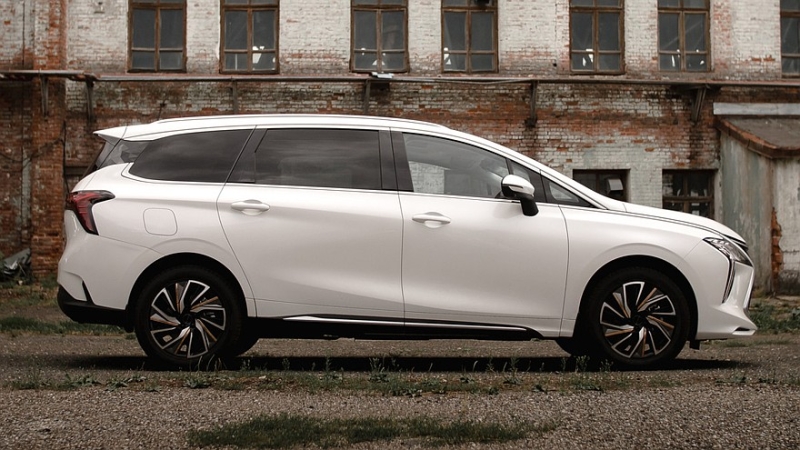 Forthing назвал стоимость минивэна Yacht местной сборки и снизил ценник кроссовера T5 Evo