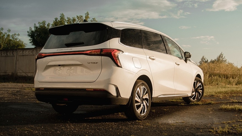 Forthing назвал стоимость минивэна Yacht местной сборки и снизил ценник кроссовера T5 Evo