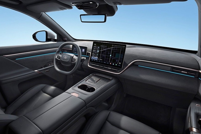 Кроссовер eπ 008 от Dongfeng: выдвижная тумба, два варианта начинки и одна цена