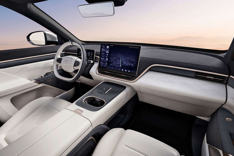 Кроссовер eπ 008 от Dongfeng: выдвижная тумба, два варианта начинки и одна цена