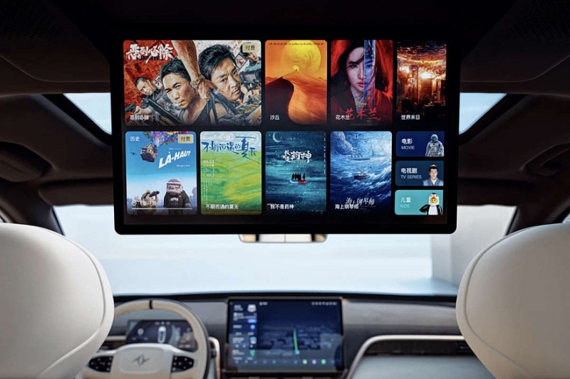 Кроссовер eπ 008 от Dongfeng: выдвижная тумба, два варианта начинки и одна цена