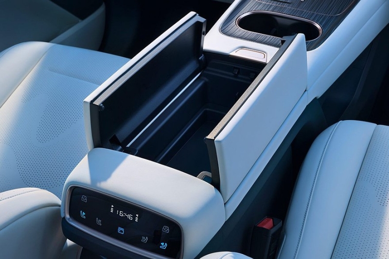 Кроссовер eπ 008 от Dongfeng: выдвижная тумба, два варианта начинки и одна цена