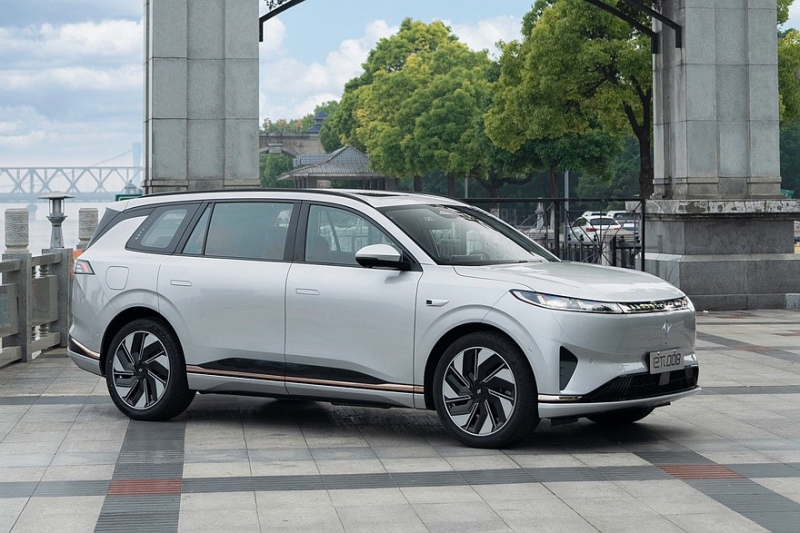 Кроссовер eπ 008 от Dongfeng: выдвижная тумба, два варианта начинки и одна цена