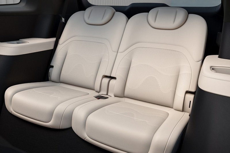 Кроссовер eπ 008 от Dongfeng: выдвижная тумба, два варианта начинки и одна цена