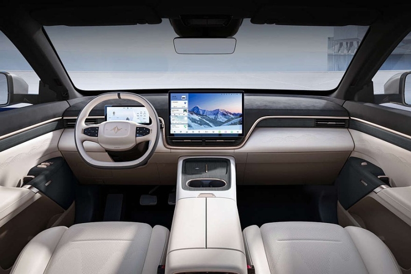 Кроссовер eπ 008 от Dongfeng: выдвижная тумба, два варианта начинки и одна цена