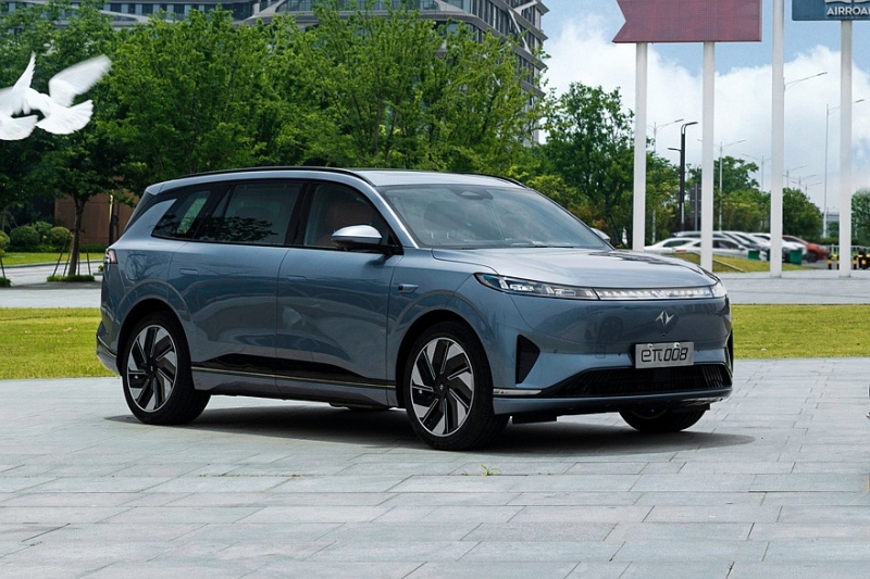 Кроссовер eπ 008 от Dongfeng: выдвижная тумба, два варианта начинки и одна цена