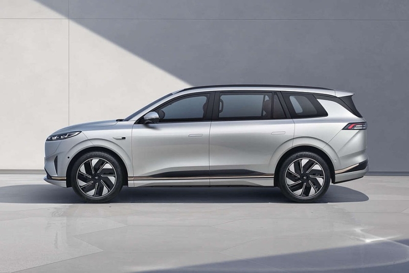 Кроссовер eπ 008 от Dongfeng: выдвижная тумба, два варианта начинки и одна цена