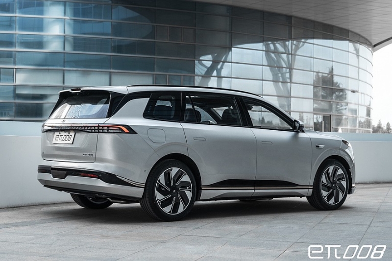 Кроссовер eπ 008 от Dongfeng: выдвижная тумба, два варианта начинки и одна цена