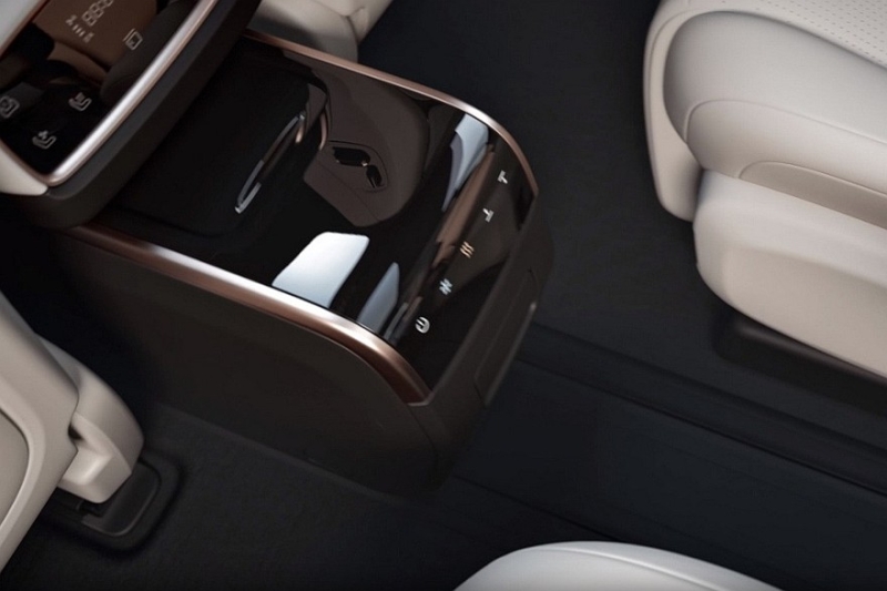 Кроссовер eπ 008 от Dongfeng: выдвижная тумба, два варианта начинки и одна цена