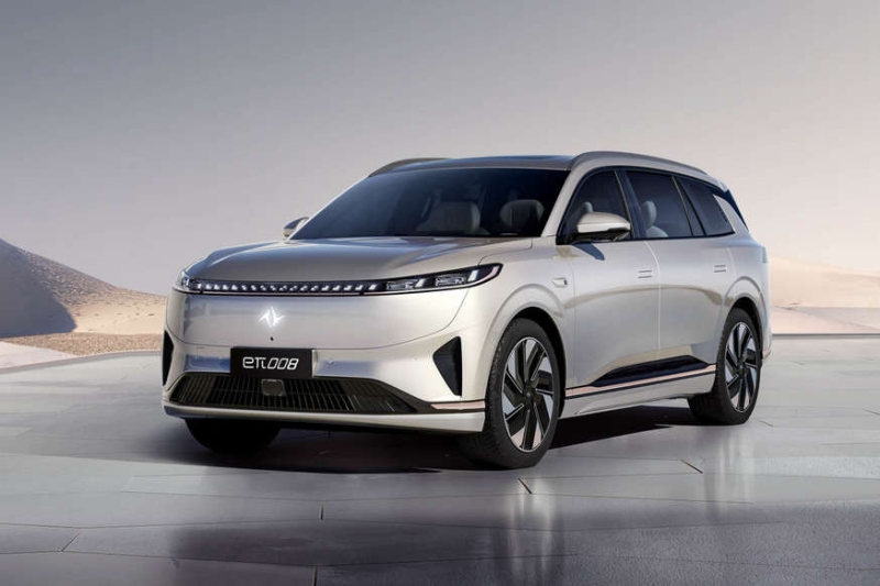 Кроссовер eπ 008 от Dongfeng: выдвижная тумба, два варианта начинки и одна цена