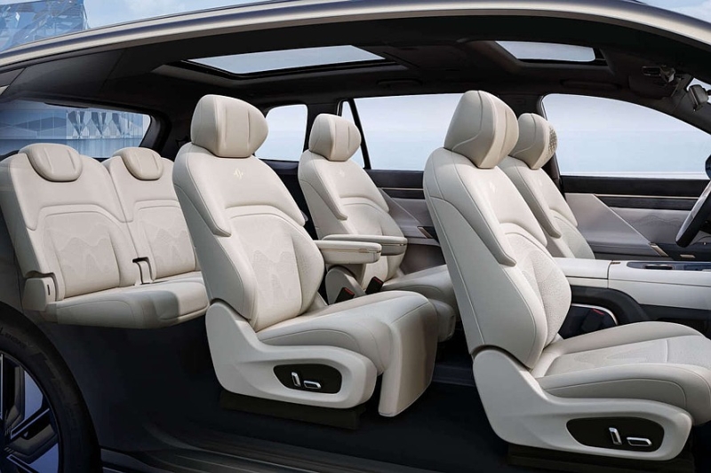 Кроссовер eπ 008 от Dongfeng: выдвижная тумба, два варианта начинки и одна цена