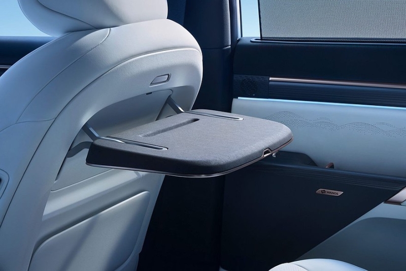 Кроссовер eπ 008 от Dongfeng: выдвижная тумба, два варианта начинки и одна цена