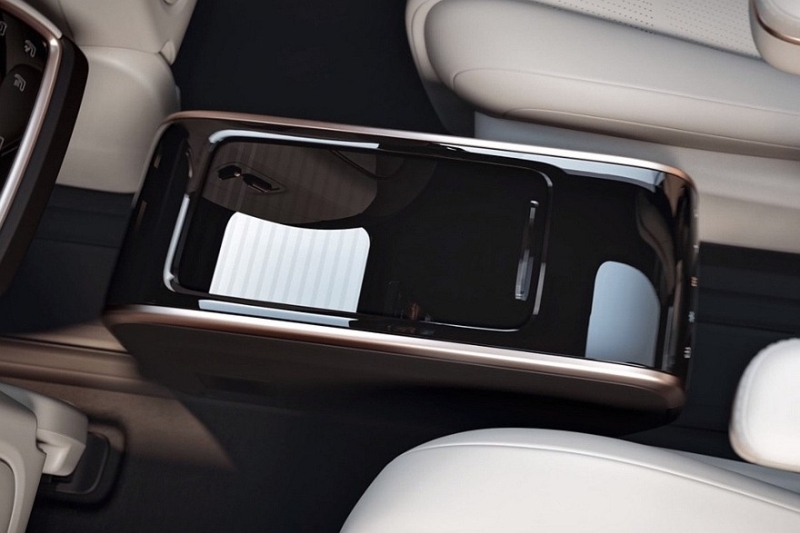 Кроссовер eπ 008 от Dongfeng: выдвижная тумба, два варианта начинки и одна цена