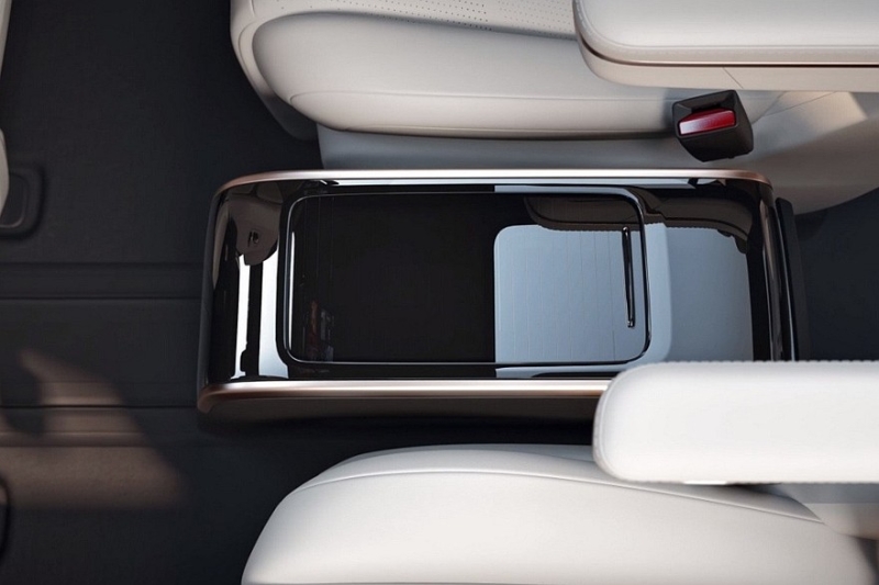 Кроссовер eπ 008 от Dongfeng: выдвижная тумба, два варианта начинки и одна цена