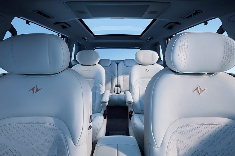 Кроссовер eπ 008 от Dongfeng: выдвижная тумба, два варианта начинки и одна цена