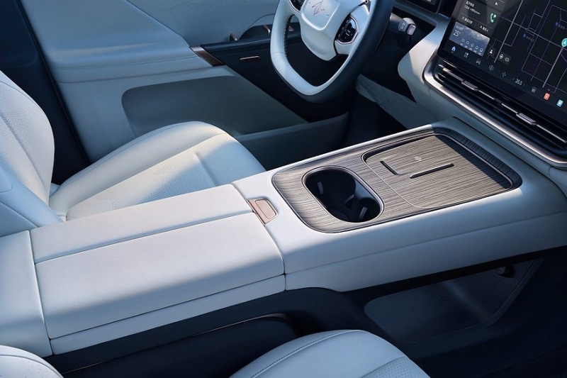 Кроссовер eπ 008 от Dongfeng: выдвижная тумба, два варианта начинки и одна цена