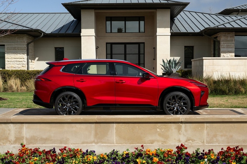 Кроссовер Toyota Crown Signia выходит на рынок: размером с Highlander, но на замену Venza