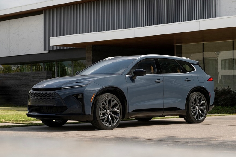 Кроссовер Toyota Crown Signia выходит на рынок: размером с Highlander, но на замену Venza