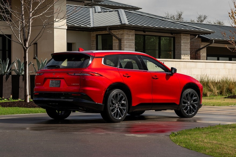 Кроссовер Toyota Crown Signia выходит на рынок: размером с Highlander, но на замену Venza