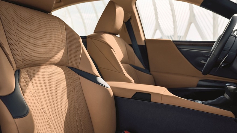 Lexus ES освежили к новому модельному году, вернув спецверсию Black Line