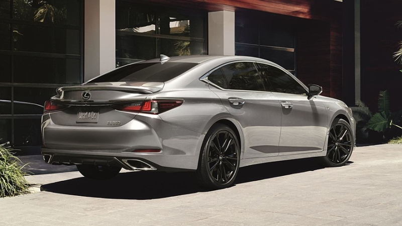 Lexus ES освежили к новому модельному году, вернув спецверсию Black Line
