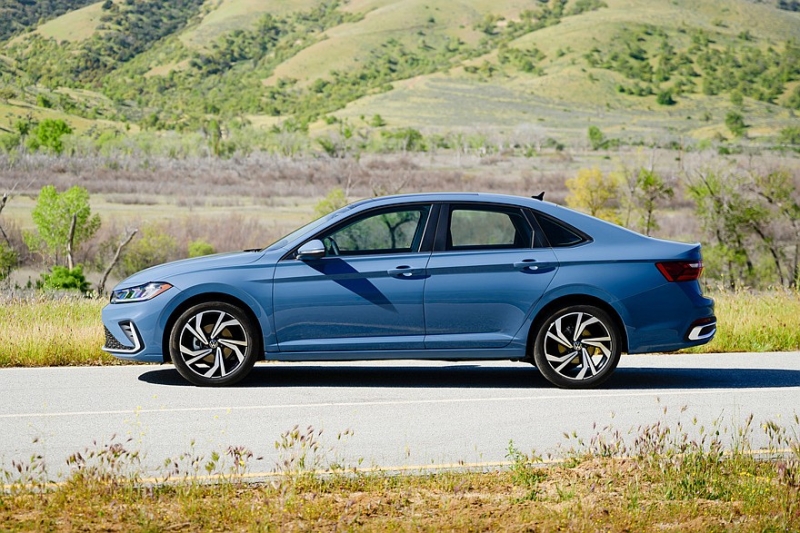 Представлена обновлённая Volkswagen Jetta: механику оставили только «заряженной» версии GLI