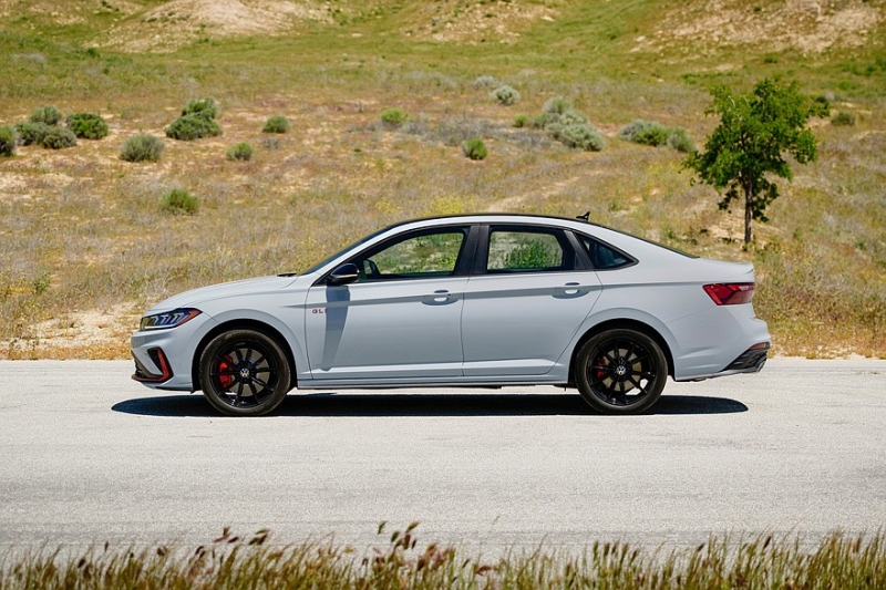 Представлена обновлённая Volkswagen Jetta: механику оставили только «заряженной» версии GLI