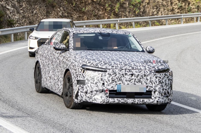 Stellantis готовит флагманский кроссовер DS 8: новинка проехалась на камеру
