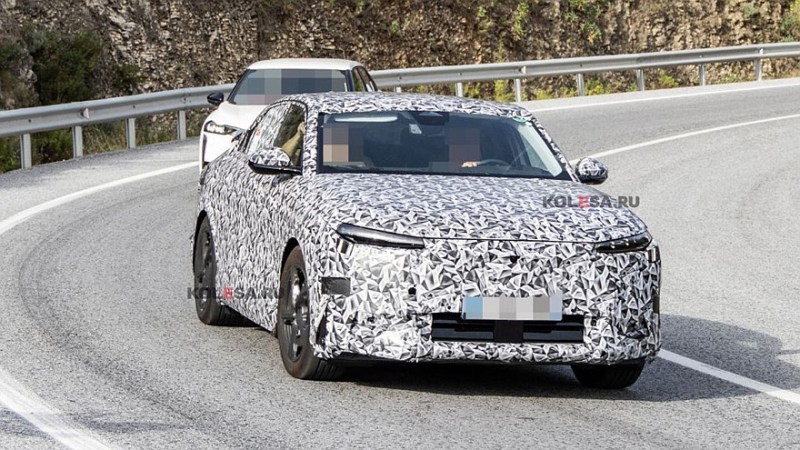 Stellantis готовит флагманский кроссовер DS 8: новинка проехалась на камеру