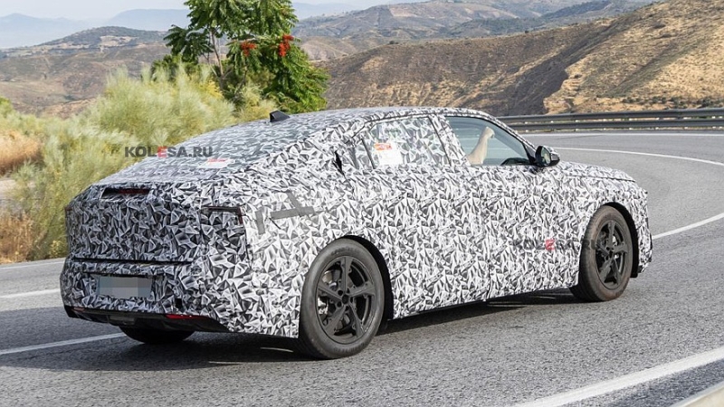 Stellantis готовит флагманский кроссовер DS 8: новинка проехалась на камеру