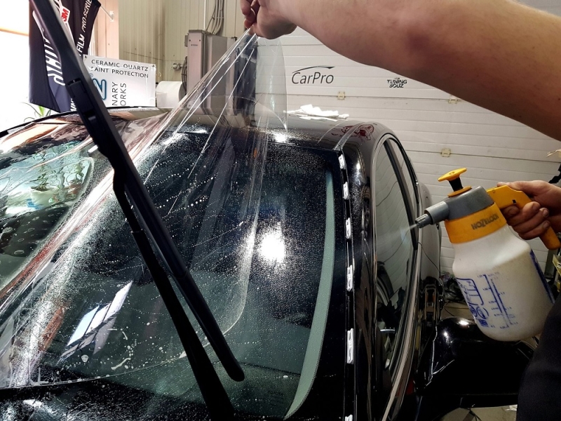 Бронирование лобового стекла автомобиля виниловой пленкой